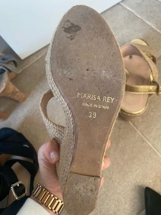 Sandalias doradas cuña esparto