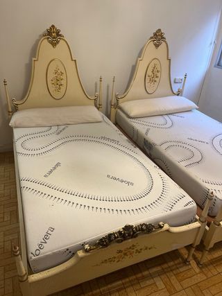 Estructura de camas + colchones 105cm + almohadas