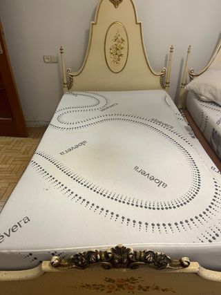 Estructura de camas + colchones 105cm + almohadas