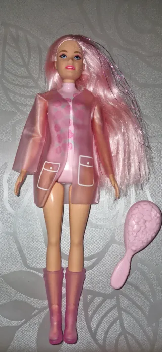 Barbie con impermeable y botas