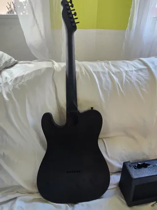 Guitarra eléctrica Telecaster negra con golpeador