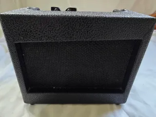 Guitarra eléctrica Telecaster negra con golpeador