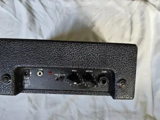 Guitarra eléctrica Telecaster negra con golpeador