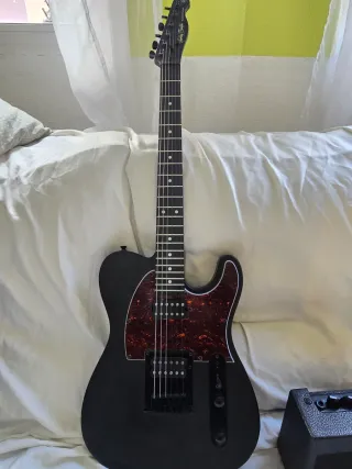 Guitarra eléctrica Telecaster negra con golpeador