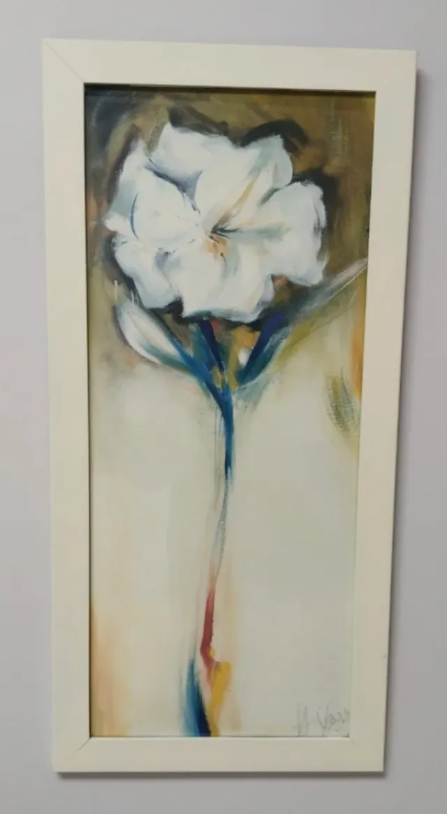 Cuadro floral con marco blanco