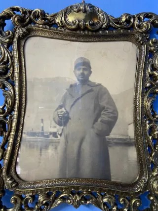 Cornice antica in bronzo con foto di epoca