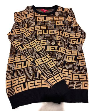 Abrigo Guess estampado letras beige y negro
