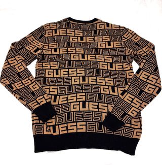 Abrigo Guess estampado letras beige y negro