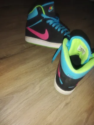 Botas Nike Negras y Rosas