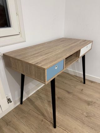 Escritorio madera con cajones azul y blanco