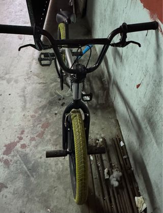 Bici BMX Plata con Ruedas Amarillas