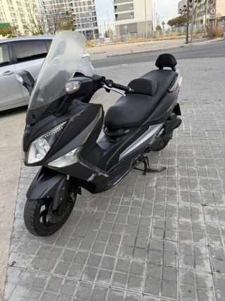 Moto negra SYM