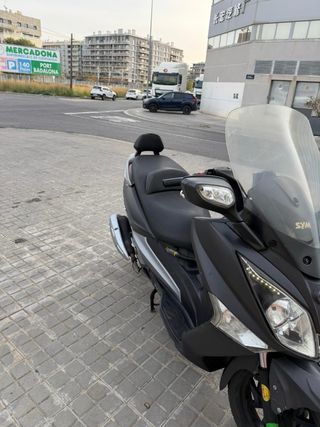 Moto negra SYM