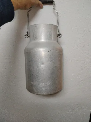 Lechera metálica antigua