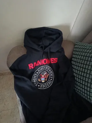 Sudadera Ramones Negra con capucha. PULL&BEAR