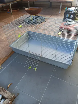 Jaula para conejo gris