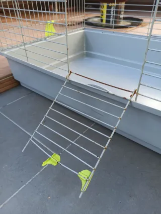 Jaula para conejo gris