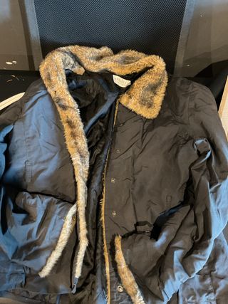 Chaqueta ARQUETTE Negra con Cuello Peludo