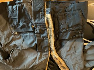 Chaqueta ARQUETTE Negra con Cuello Peludo