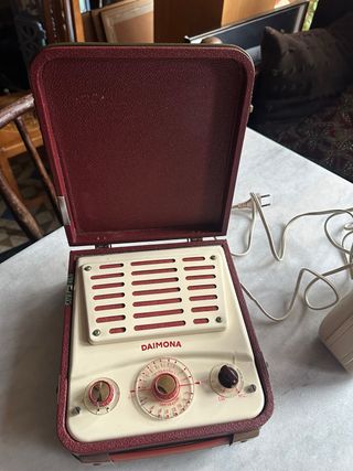 Radio Daimona Vintage Roja y Beige