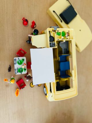 Autocaravana Playmobil con figuras y accesorios