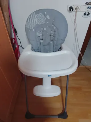 Trona bebé gris y blanca