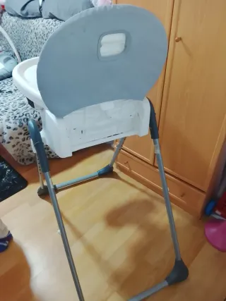 Trona bebé gris y blanca