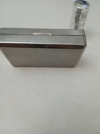 Caja metálica y cerillero