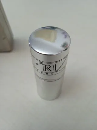 Caja metálica y cerillero