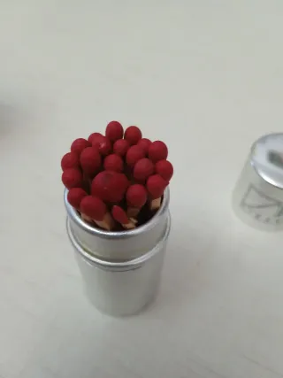 Caja metálica y cerillero
