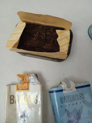 Caja metálica y cerillero