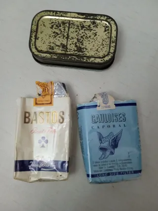 Caja metálica y cerillero
