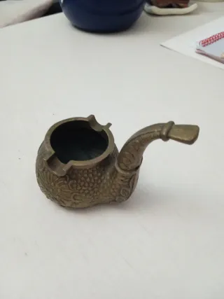 Caja metálica y cerillero
