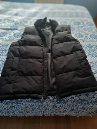 Chaleco negro con cremallera