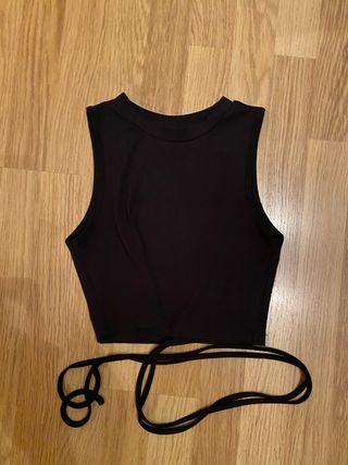 Camiseta negra crop top con tiras