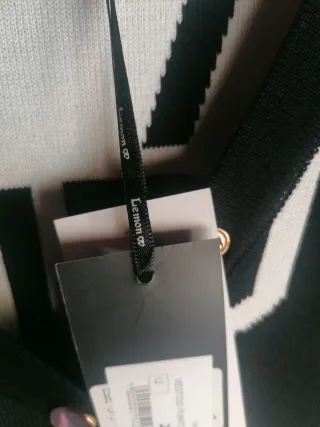 Vestido de punto negro y blanco