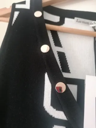 Vestido de punto negro y blanco