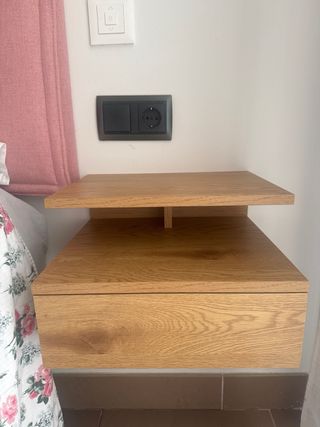 Mesita de noche de madera flotante