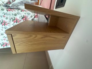 Mesita de noche de madera flotante
