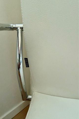 Silla de piel blanca Actiu Ikara