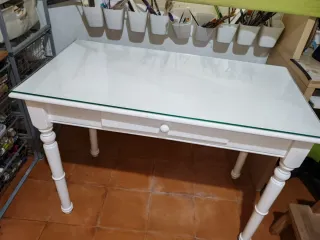 Mesa blanca con cajón y cristal