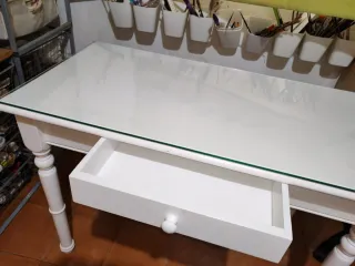 Mesa blanca con cajón y cristal