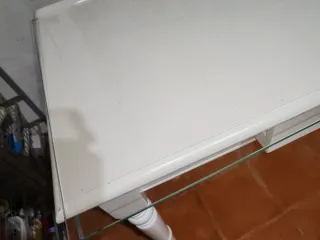 Mesa blanca con cajón y cristal