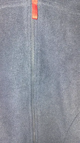 Chaqueta polar azul y roja