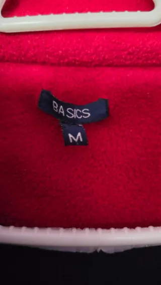 Chaqueta polar azul y roja