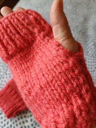 Guantes de lana color coral