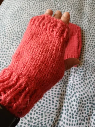 Guantes de lana color coral