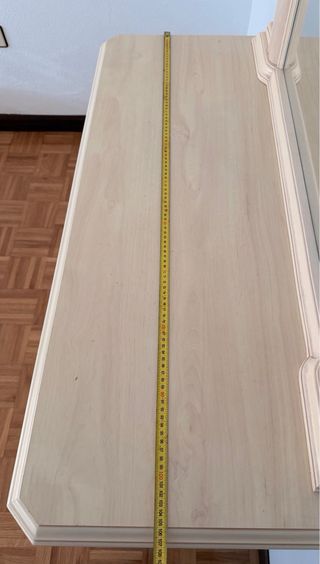 Cómoda de madera beige y dorada