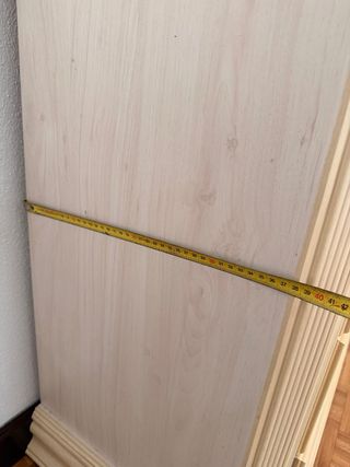 Cómoda de madera beige y dorada