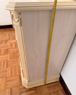 Cómoda de madera beige y dorada
